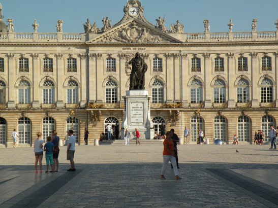  Stanislas devant l'Hôtel de Ville